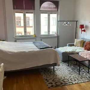 Med Eget Badrum Och Stort, Delat Koek,centralt I A In An Apartment, Own Bathroom And Kitchen Shared With A Family , Malmö Schweden